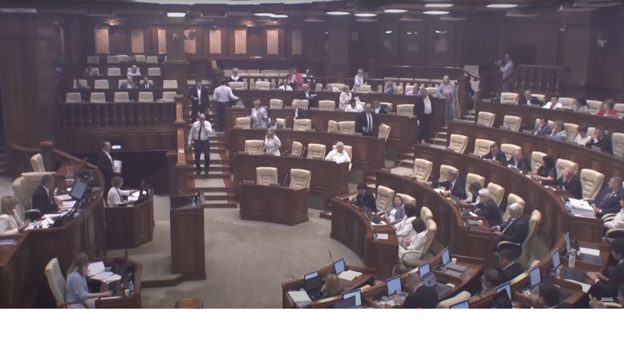 Comuniștii și socialiștii au părăsit ședința Parlamentului: „Ne alăturăm cetățenilor R. Moldova la protestul împotriva voastră”