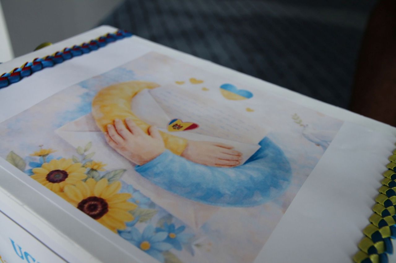 „Dragi copii din Ucraina, ne pasă și ne gândim la voi”: Elevii din R. Moldova au trimis 20.000 de scrisori cu mesaje emoționante copiilor din Ucraina