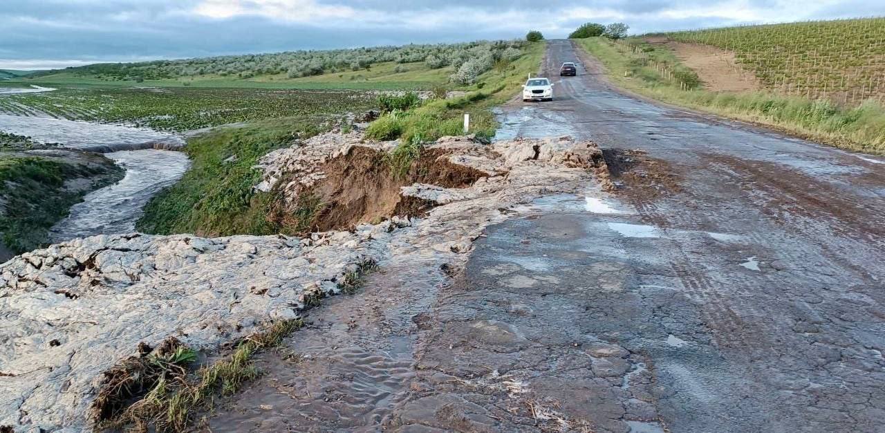 Un drum din sudul țării, inundat în urma ploilor puternice. Recomandările Poliției