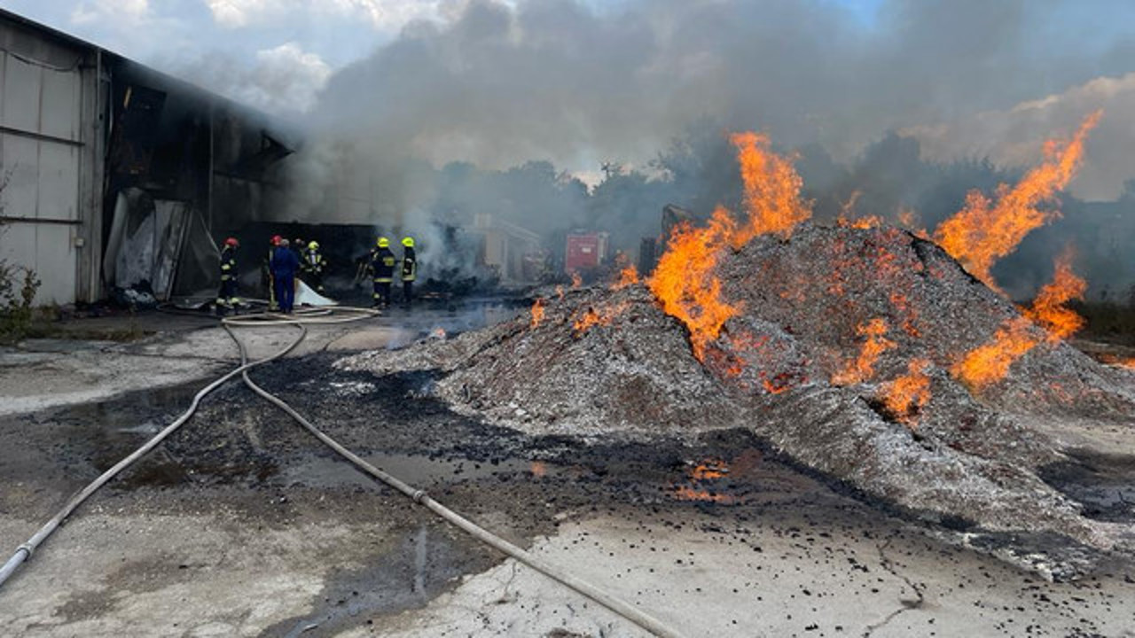 Incendiu puternic la un depozit din satul Ghidighici. O parte a depozitului a fost salvată de pompieri