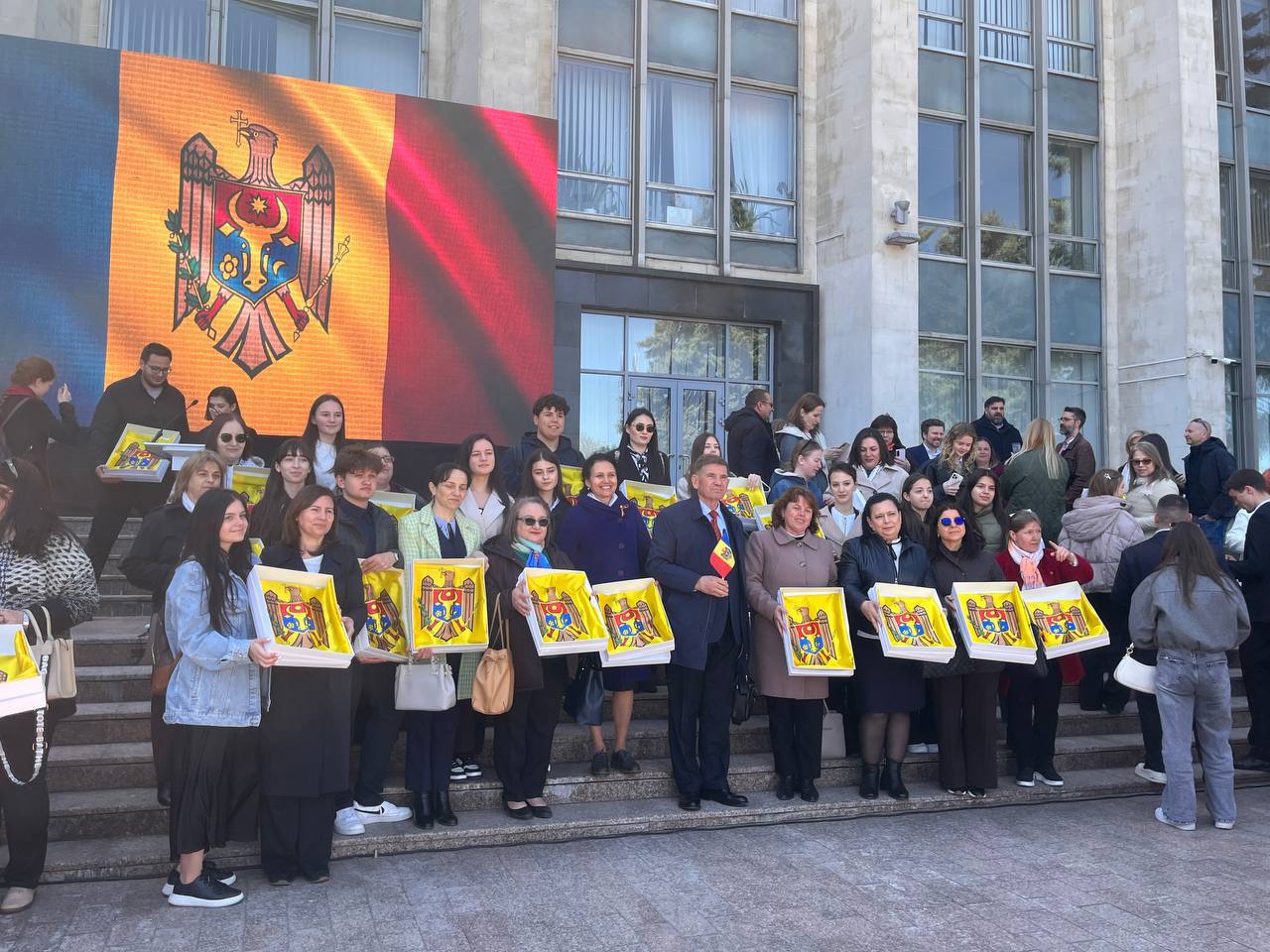 Sute de drapele, înmânate liceelor din R. Moldova: „O ștafetă transmisă de cei care au apărat țara către cei care o vor construi mai departe”