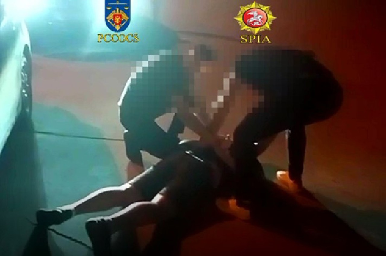 Требовал взятку в тысячу евро за содействие в получении водительских прав: подозреваемый задержан