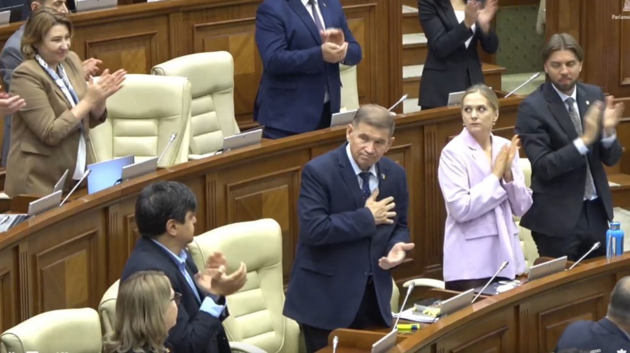 „Vă mulțumesc pentru tot ce ați făcut pentru R. Moldova”. Mihail Druță, aplaudat în Parlament