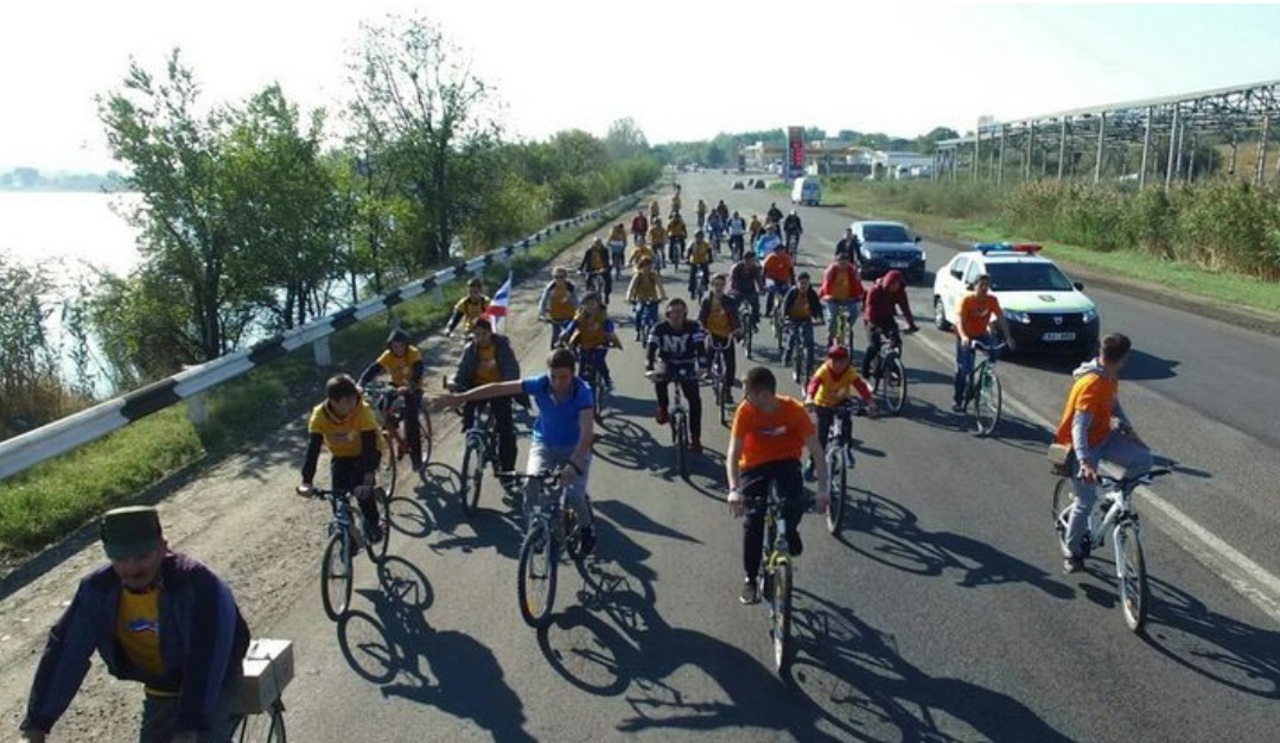 Maraton la Comrat: Au lăsat mașinile pentru o zi și au urcat pe biciclete 