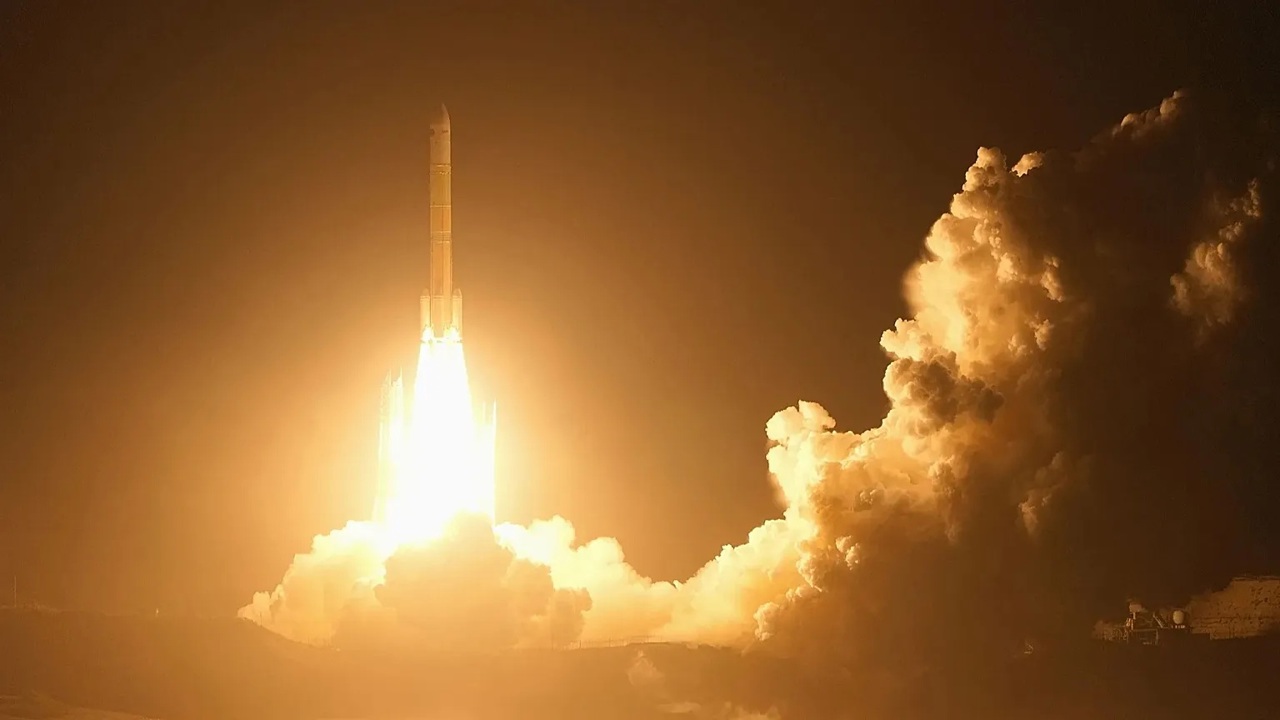 Misiune fără precedent spre Marte: Japonia a lansat nava care să aducă probe sol de pe luna Phobos 