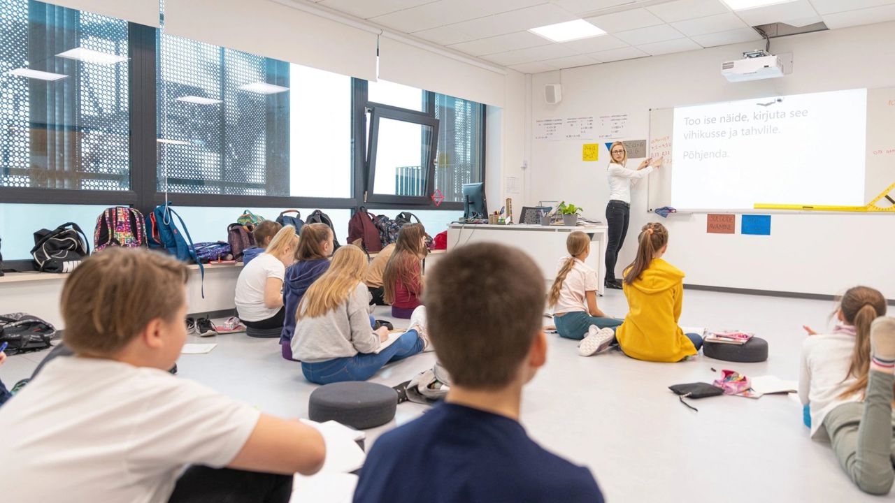 Ghiozdane mai ușoare și mai puțin stres. Ce „secrete” ar putea prelua R. Moldova de la Estonia pentru a urca în clasamentul PISA