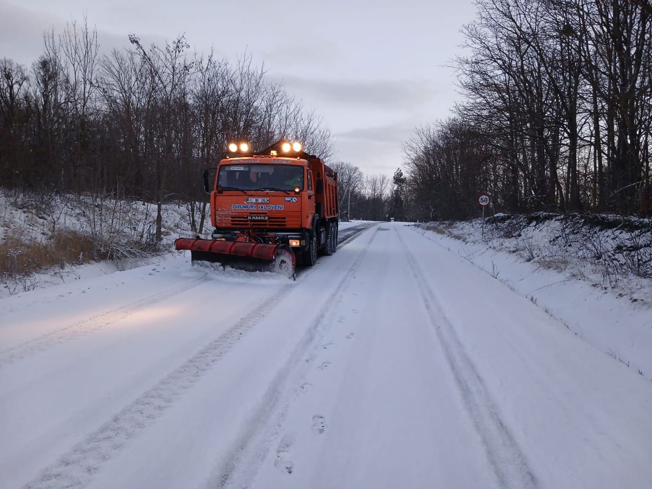 Ninsorile pun stăpânire pe nordul țării: Poliția avertizează asupra riscurilor din trafic