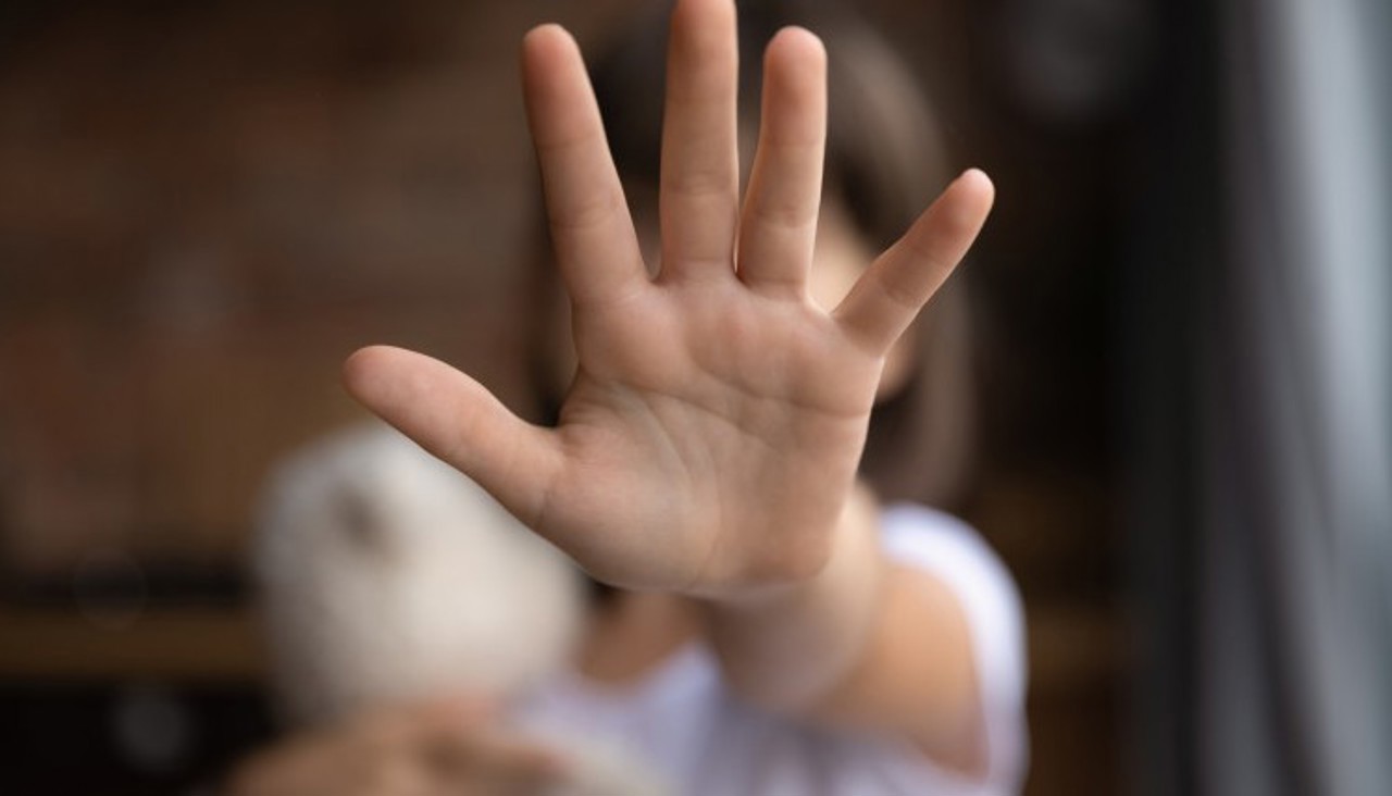 Micuță de trei ani, abuzată sexual de concubinul mamei și de frate, în nordul R. Moldova
