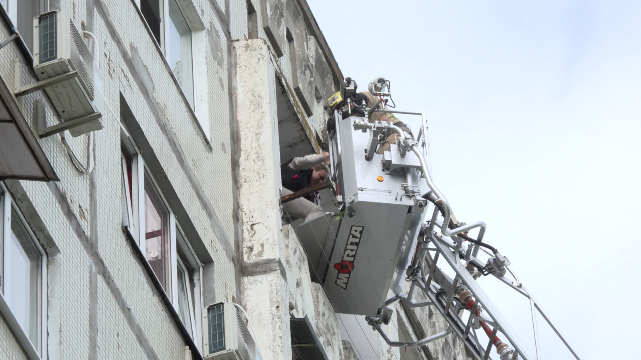 Incendiul dintr-un bloc din capitală: cinci persoane au avut nevoie de intervenția ambulanței, patru au fost spitalizate