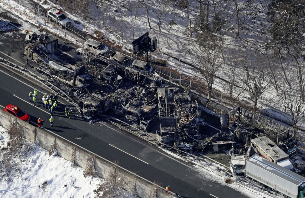 Carambol uriaș în Japonia: 67 de vehicule implicate, doi morți și zeci de răniți