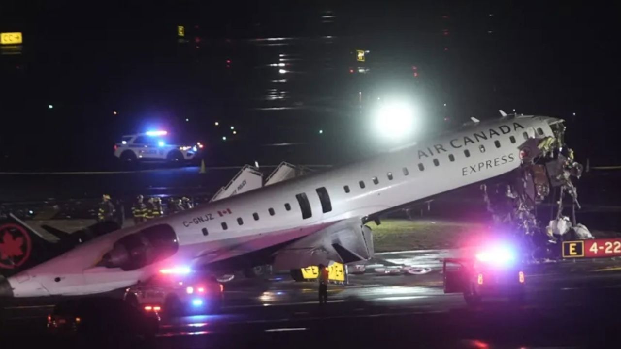 Accident pe aeroportul din New York: Morți și răniți după ce un avion s-a ciocnit cu un vehicul la sol