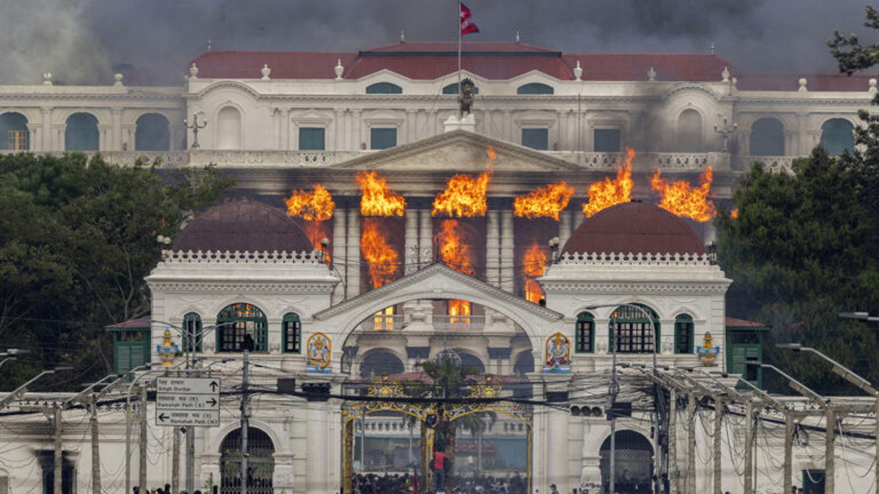 Беспорядки в Непале: армия развернула войска, уничтожен правительственный комплекс, число погибших возросло до 25