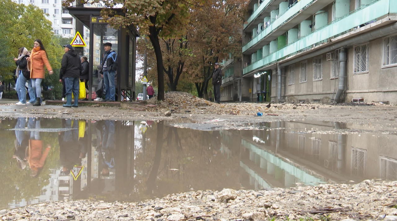 Chișinău: Trotuare deteriorate și pline de noroi după ploi. Primăria promite să intervină