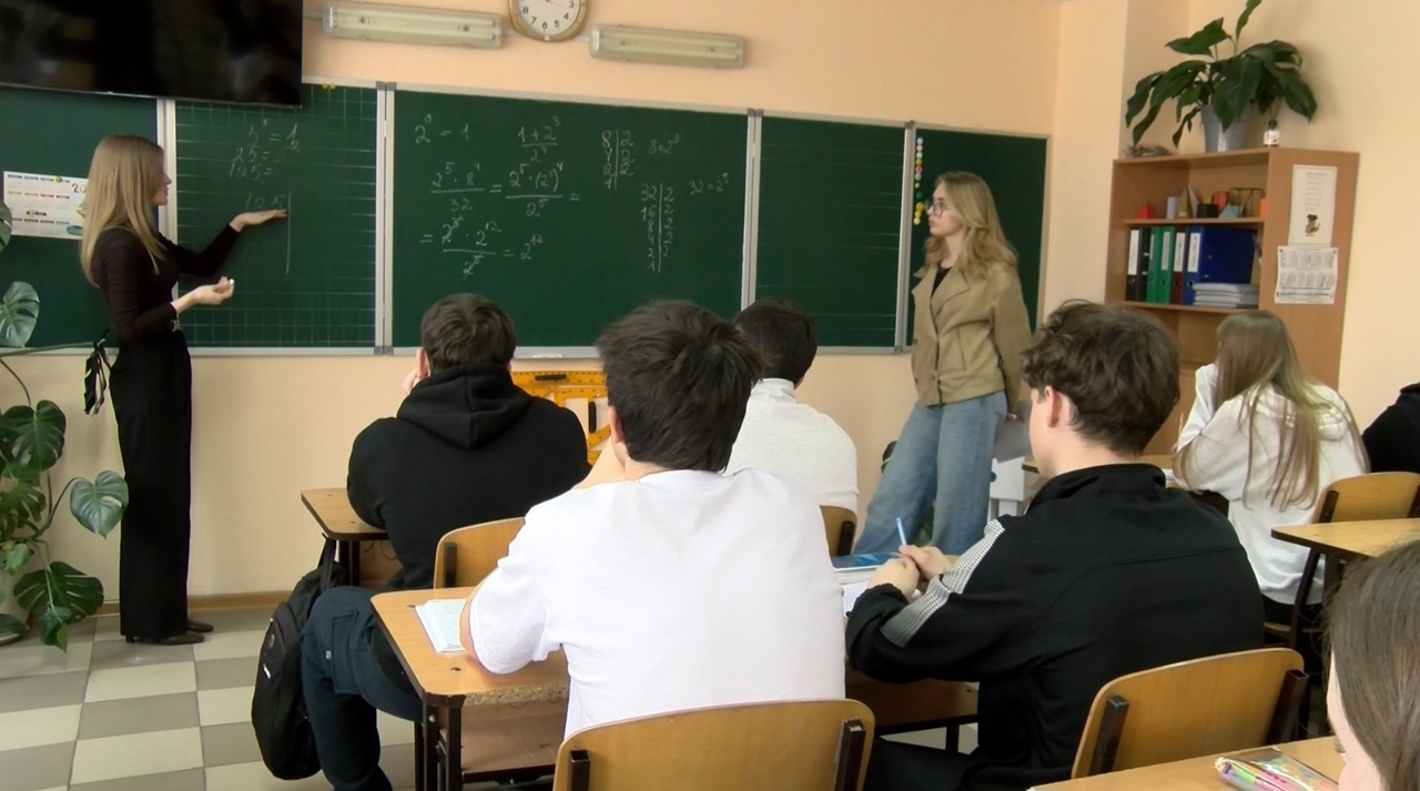 „Matematica de la egal la egal”: peste 600 de elevi îi vor ajuta pe colegi să se pregătească pentru examen