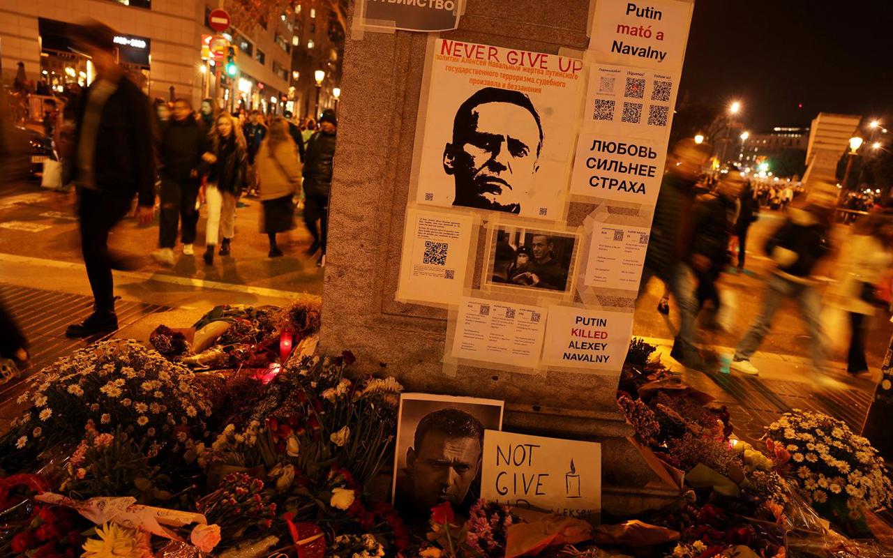 La Moscova au loc funeraliile lui Alexei Navalnîi. Mii de oameni scandează: „Nu vă vom ierta!”, „Putin - criminal!”