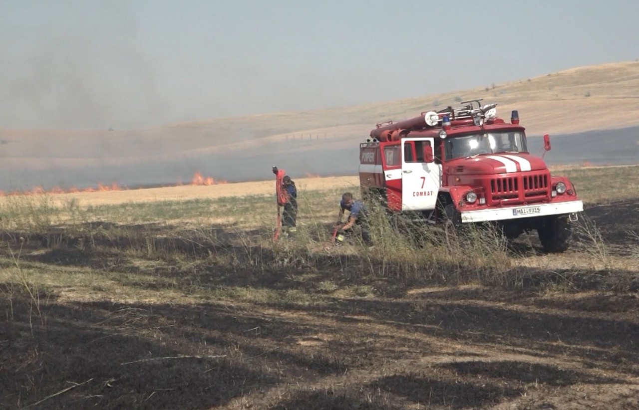 În fața flăcărilor, cu un echipament de 15 kg: pompierii, puși la grea încercare în lupta cu incendiile