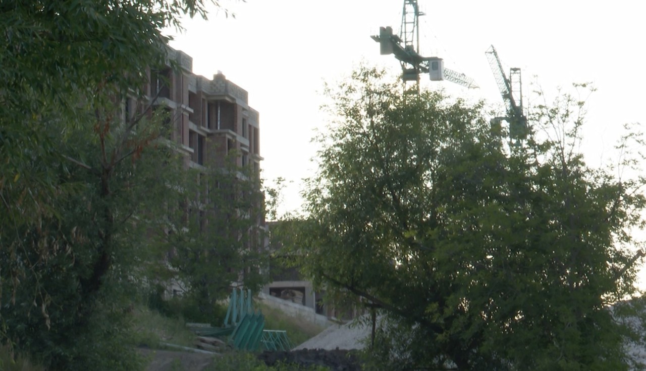 Complex locativ construit pe un teren cu risc de alunecări în orașul Codru: „Ne afectează pe cei care locuim în preajmă”
