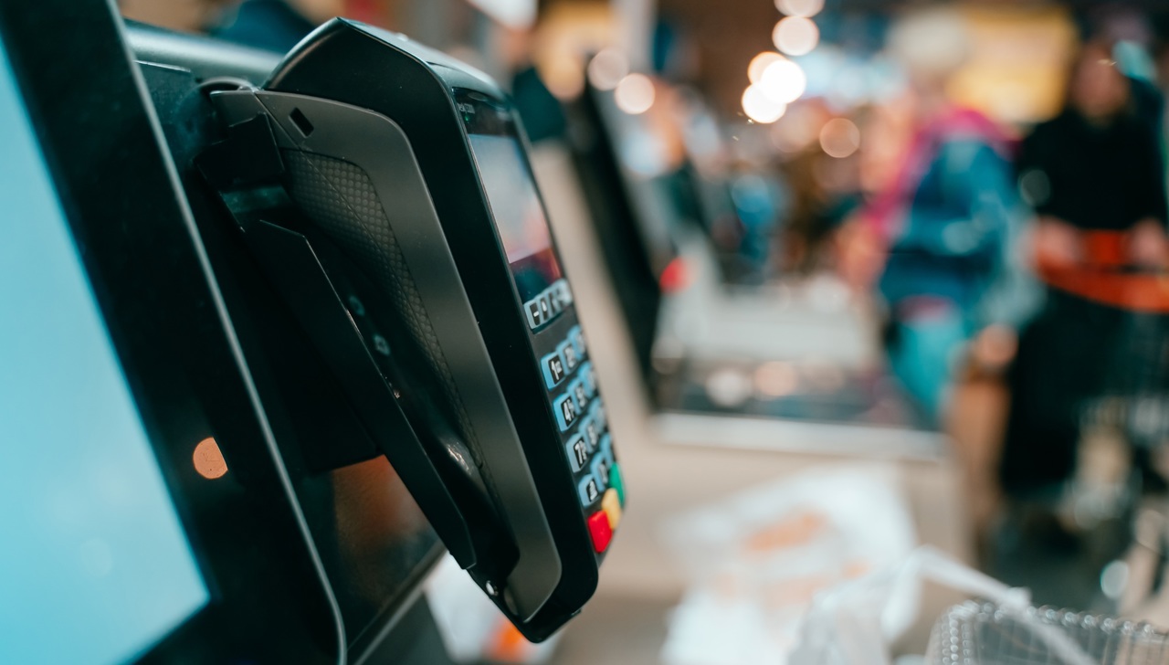 Cum e să scoți bani de pe card în magazinul din sat: oamenii de la țară nu vor mai trebui să caute un bancomat