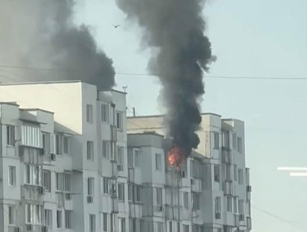 Flăcări într-un apartament din capitală. Șase echipaje de pompieri - la fața locului 