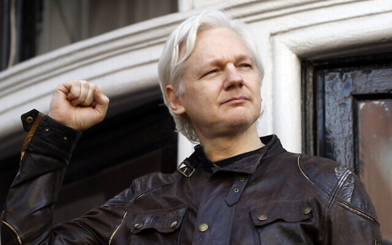 AP / În această fotografie de arhivă din 19 mai 2017, fondatorul WikiLeaks, Julian Assange, salută susținătorii în fața ambasadei ecuadoriene din Londra, unde se află în exil autoimpus din 2012