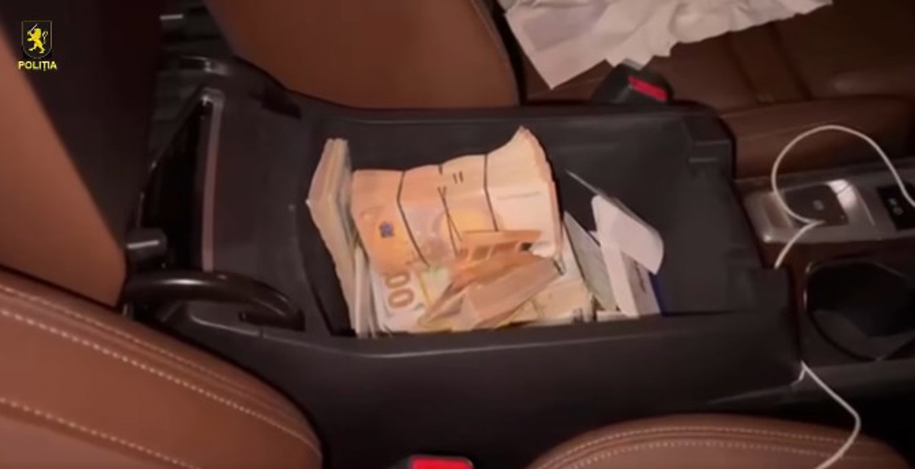 Cu milioane de lei cash în cotiera de la mașină: Tânăr de 22 de ani din Chișinău, prins de poliție