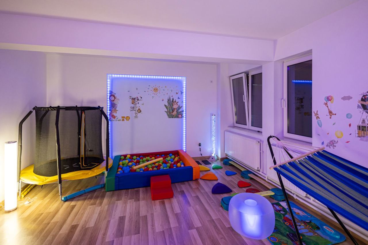 Școlile din țară devin „mai prietenoase” cu elevii cu dizabilități. Spații senzoriale moderne și acces la servicii de sprijin 