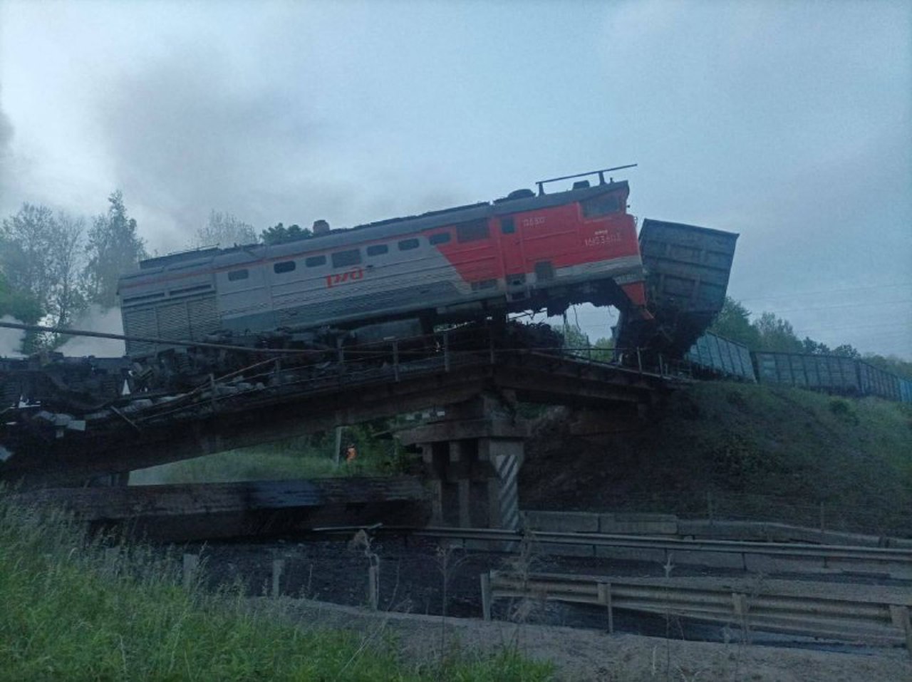 Un pod s-a prăbușit peste un tren în Rusia: cel puțin șapte oameni au decedat