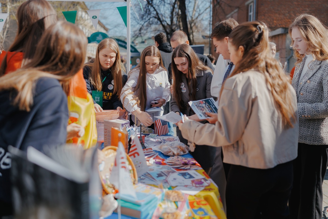 Peste 400 de elevi din nordul R. Moldova au explorat ofertele educaționale la Târgul universităților, desfășurat la Bălți 