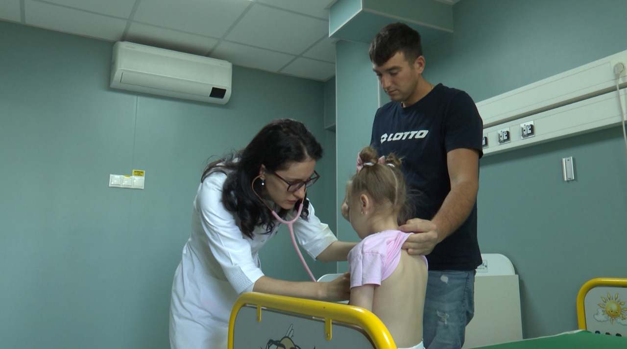 Crește numărul infecțiilor respiratorii la copii. Medicii recomandă atenție la simptome