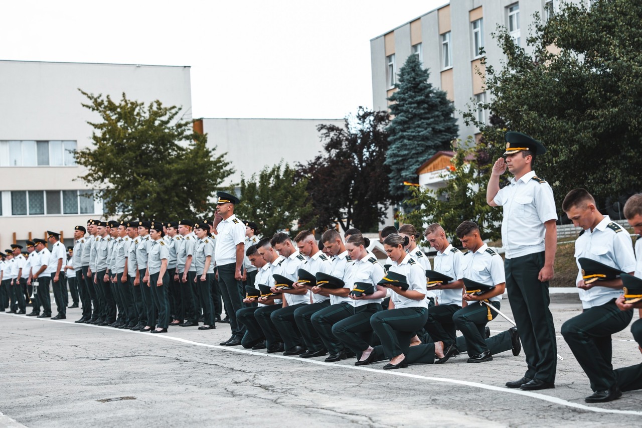 Cu mândrie și emoție, noii locotenenți ai Republicii Moldova au pășit astăzi în rândurile Forțelor Armate