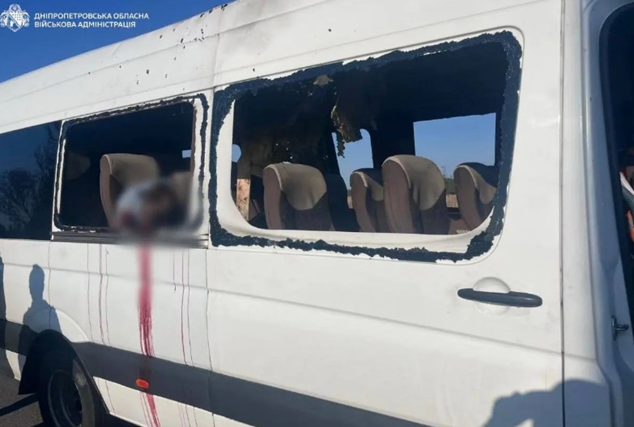 Morți și răniți după ce un autobuz de pasageri a fost lovit de dronă în Ucraina 