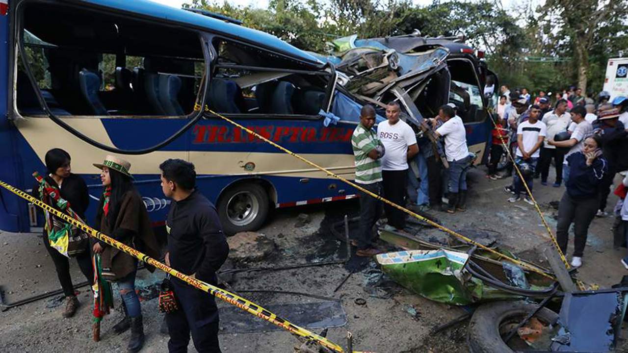 Теракт в Колумбии: боевики бросили взрывчатку в автобус, 14 погибших