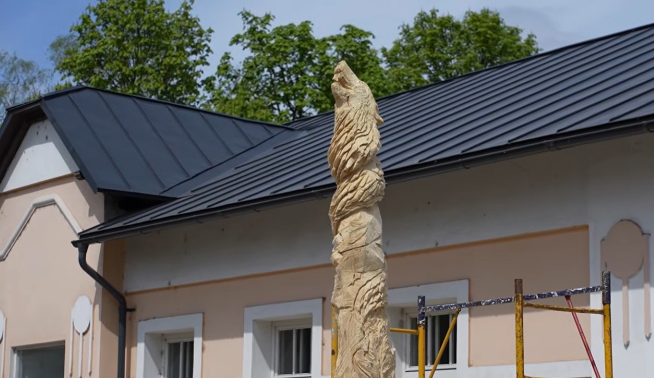 Trunchi de copac, transformat în operă de artă în fața Muzeului de Istorie din Soroca 