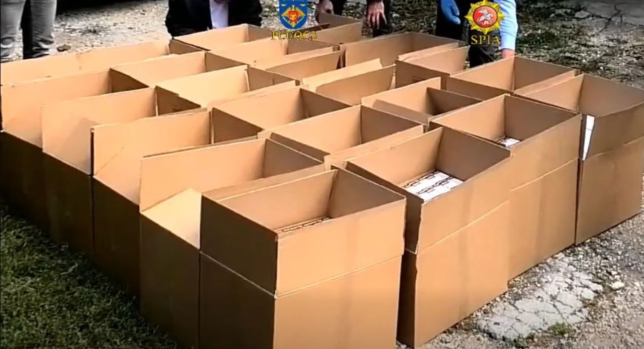 Percheziții de amploare la Chișinău, peste un milion de țigări ridicate de PCCOCS și SPIA