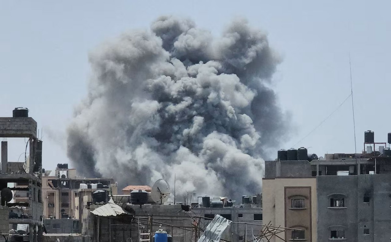 Reuters /  Fumul se ridică în urma unei lovituri israeliene în tabăra de refugiați Jabalia din nordul Fâșiei Gaza, 18 mai 2024