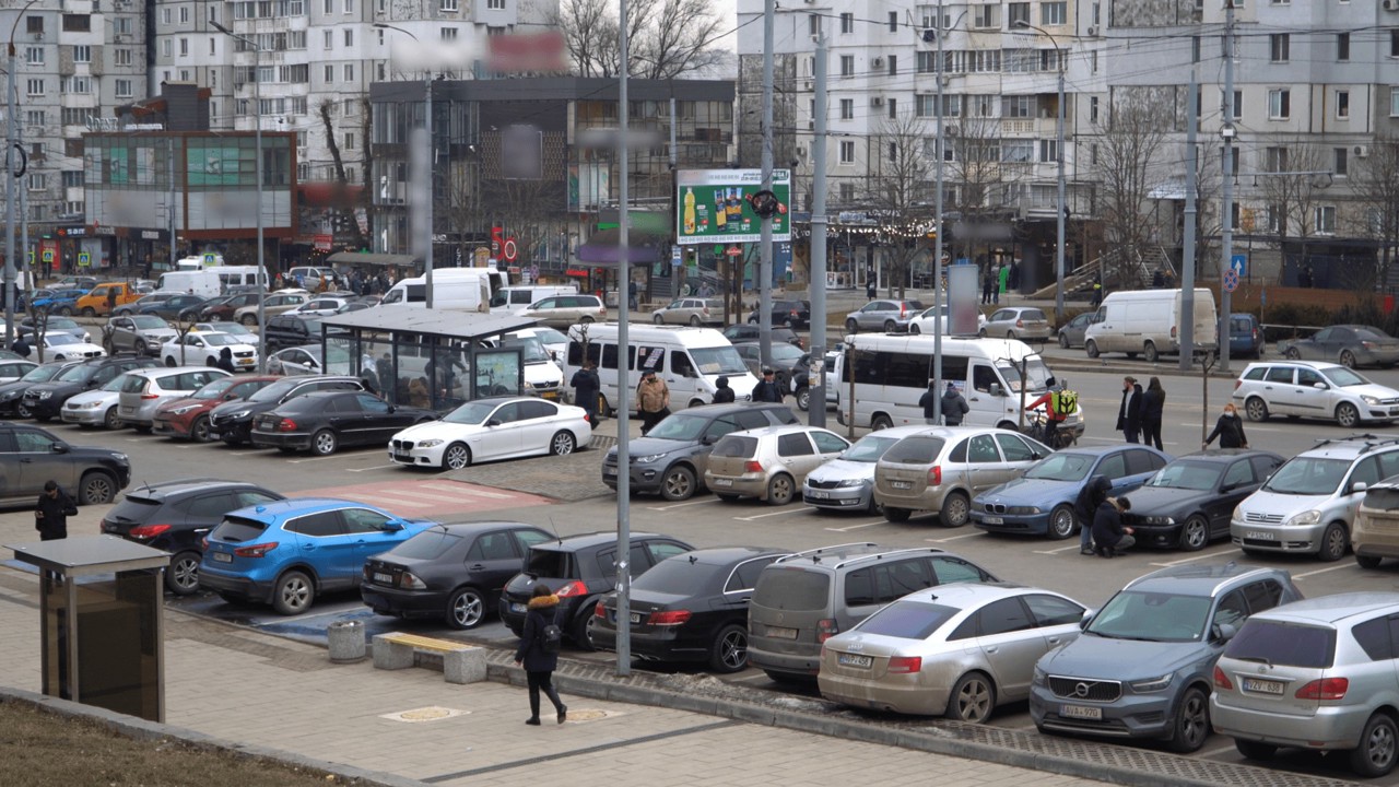 Criza parcărilor în capitală: Guvernul va elabora un regulament-cadru pentru gestionarea acestora și sancționarea șoferilor