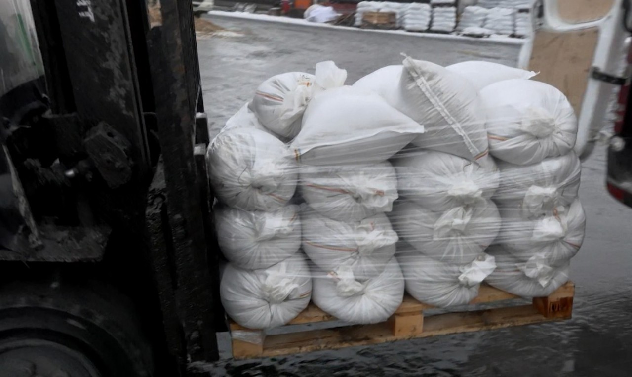 Vremea rea golește rafturile. Sarea, cumpărată masiv, oamenii caută soluții și pentru lipsa de lumină