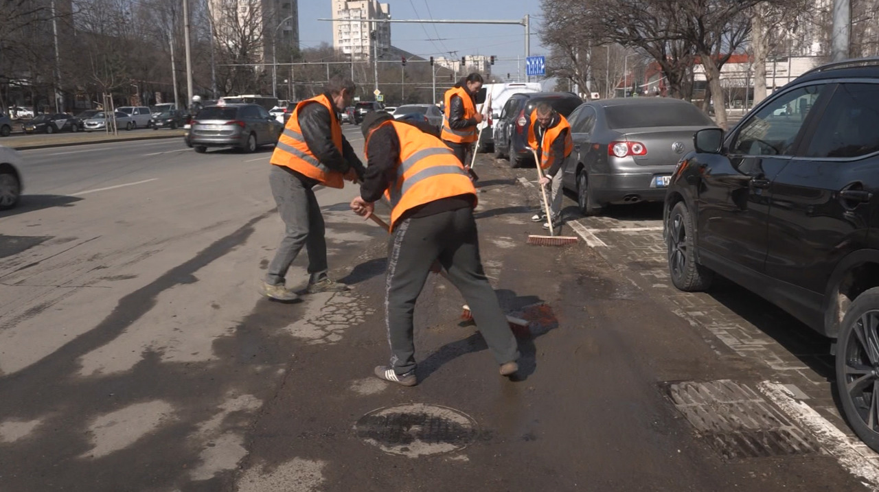 Chisinau deploys 500 workers for massive spring sanitation drive in Botanica district