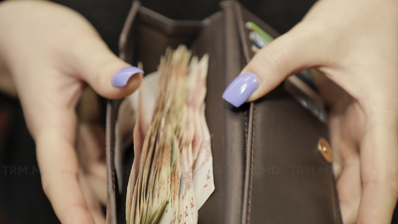 Mai mulți pensionari, decât salariați: Câți moldoveni au primit salariul în plic, în 2022