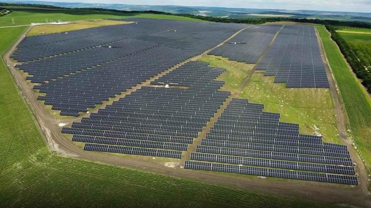 Centrale solare și eoliene, autorizate mai rapid. Opoziția avertizează asupra riscurilor pentru micii proprietari