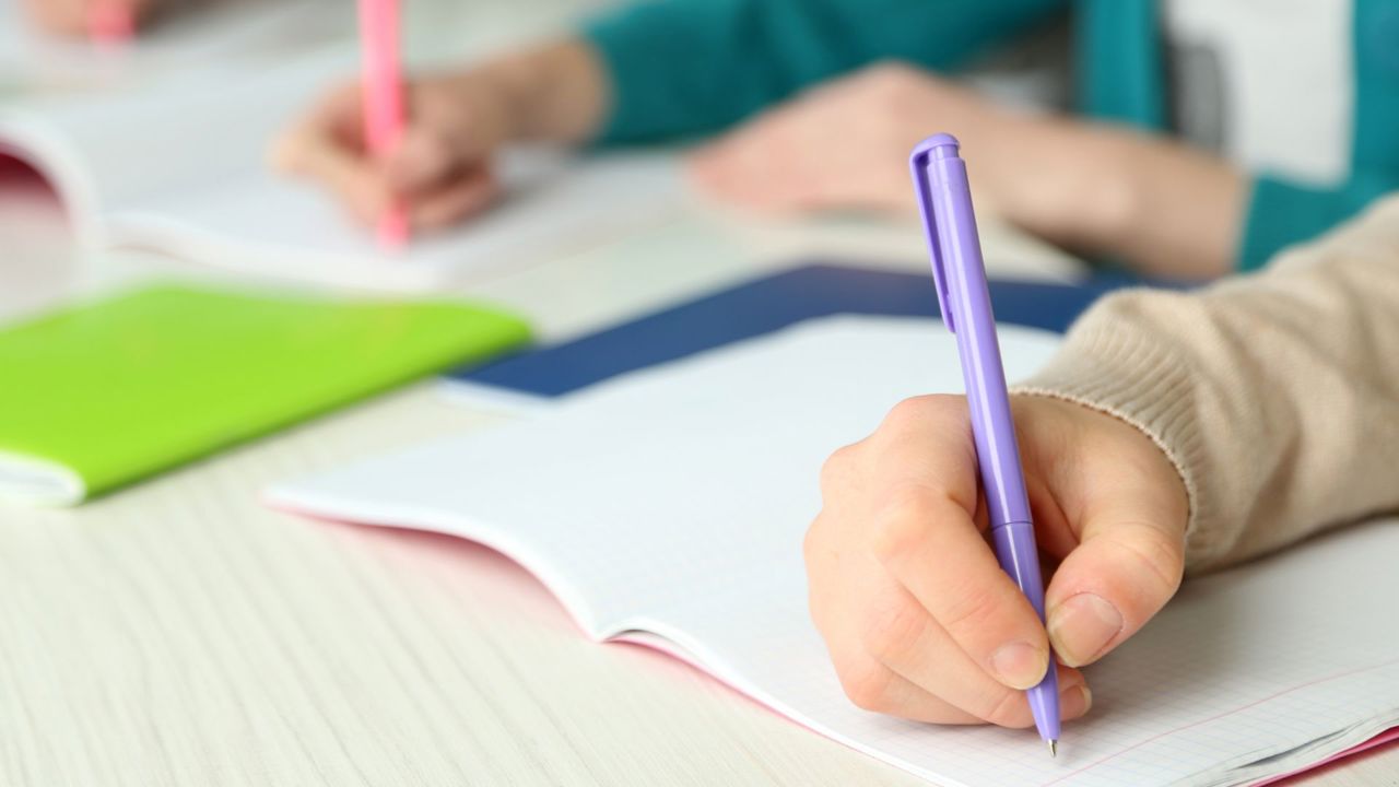 O sută de elevi susțin sâmbătă examenul de certificare la limba română