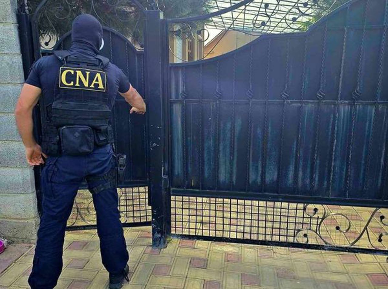 Обыски в Яловенах и Кишиневе по делу о коррупции: три человека получили статус подозреваемых