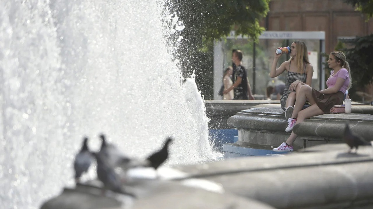 Синоптики объявили желтый код метеоопасности из-за жаркой погоды