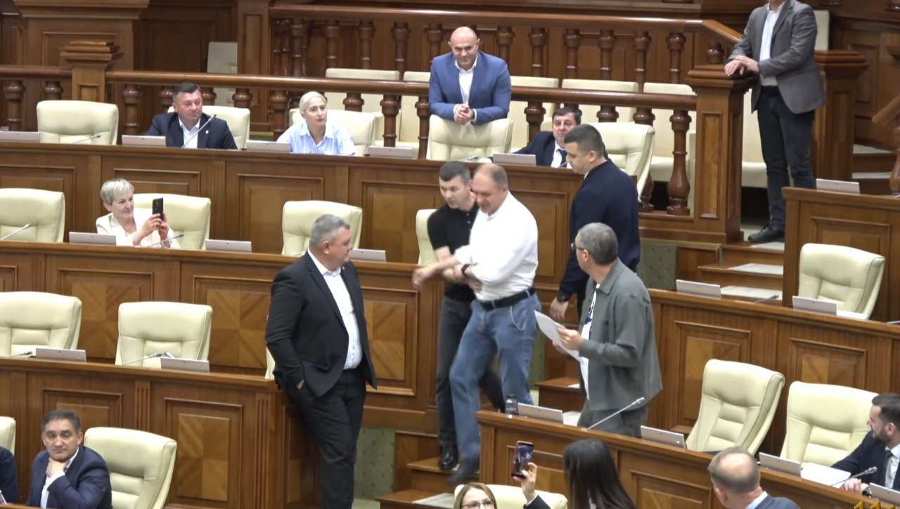 Primarul Ion Ceban, scos cu forța din Parlament, după ce a dat buzna la ședința deputaților: „PAS vrea să închidă 600 de primării minimum”