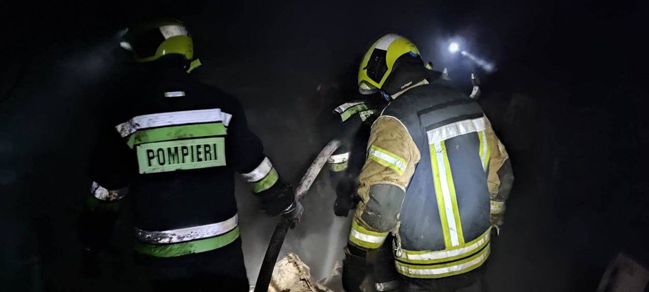 Incendiu la Ciorescu: Cinci vagoane destinate muncitorilor au fost cuprinse de flăcări