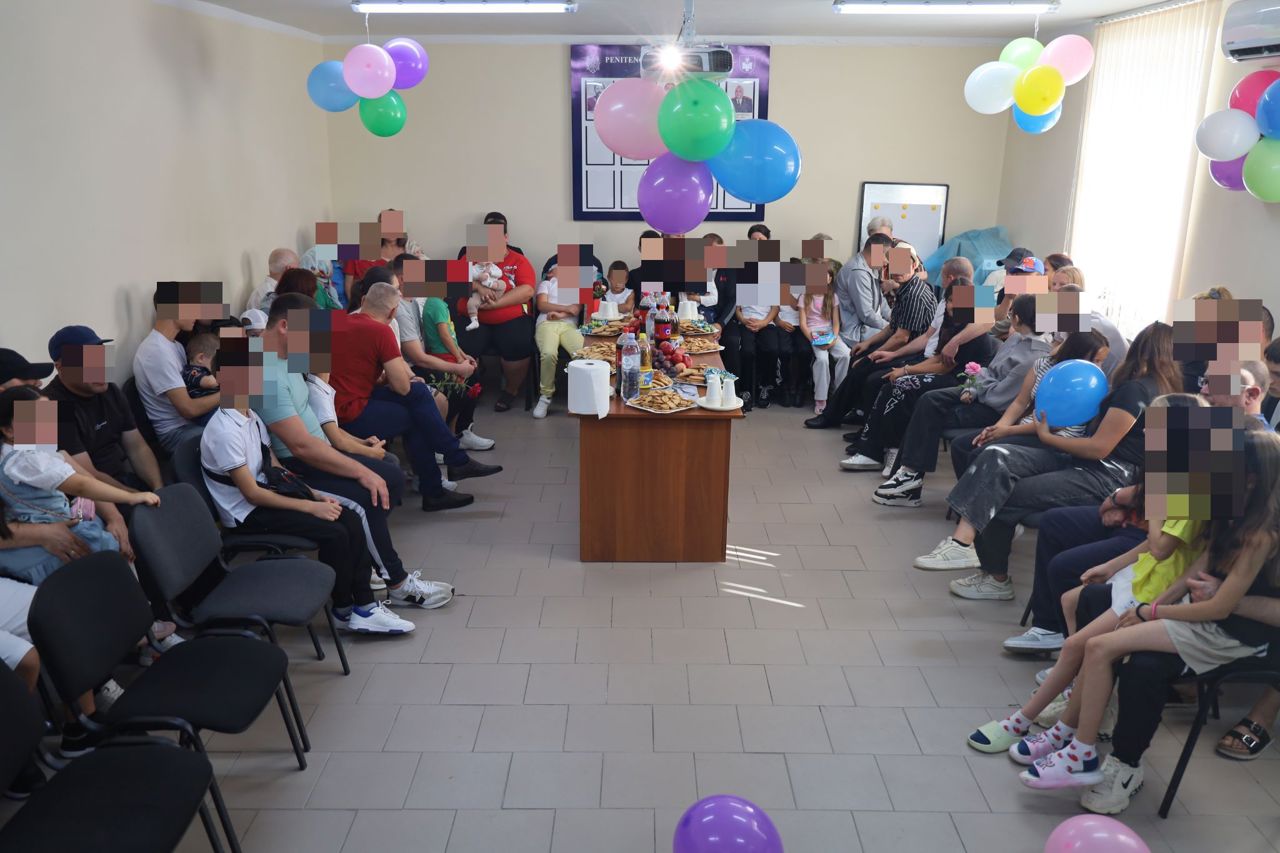 Un ghiozdan de 1 septembrie: Tații aflați în detenție la Pruncul le-au înmânat personal rechizite școlare copiilor lor
