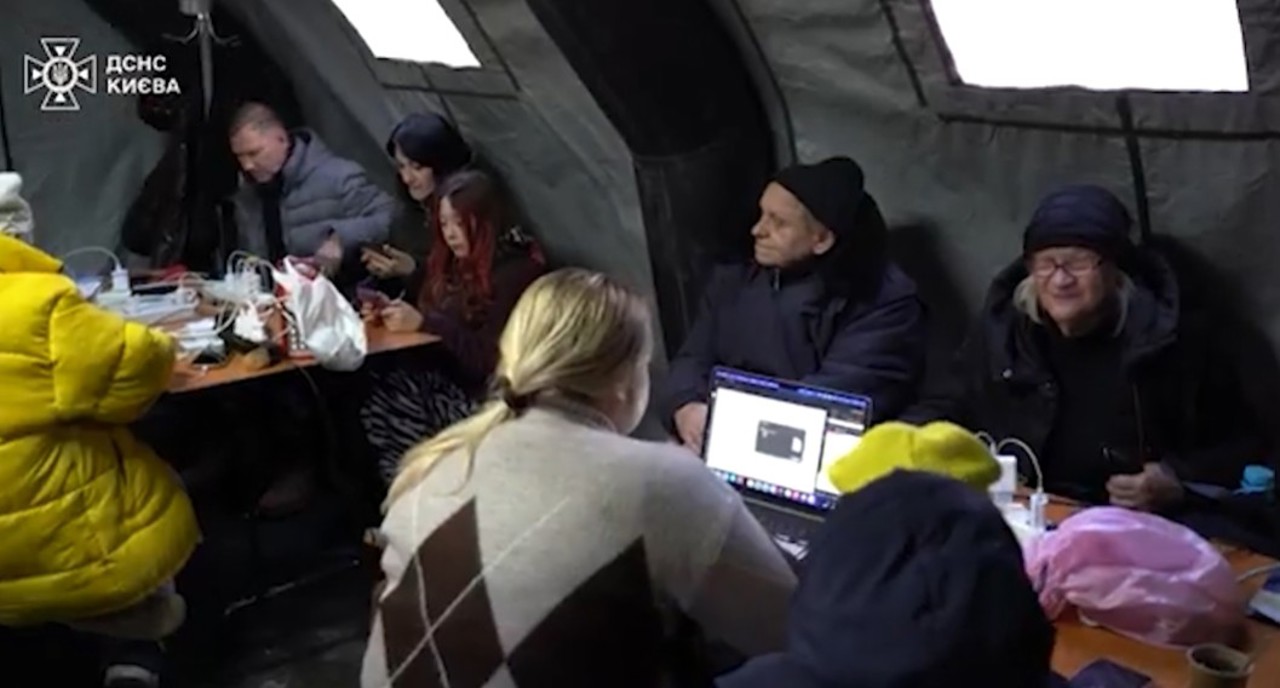 (ВИДЕО) Вынуждены подстраиваться под кошмарную реальность: как выживают в Украине без света и тепла