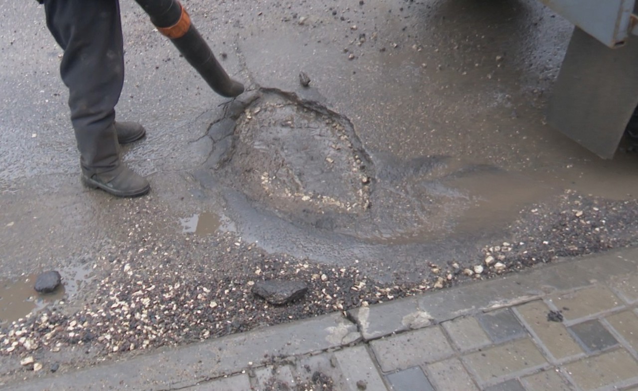 VIDEO | Sarea a „topit” asfaltul de pe străzile capitalei: Gropile, o altă provocare pentru șoferi