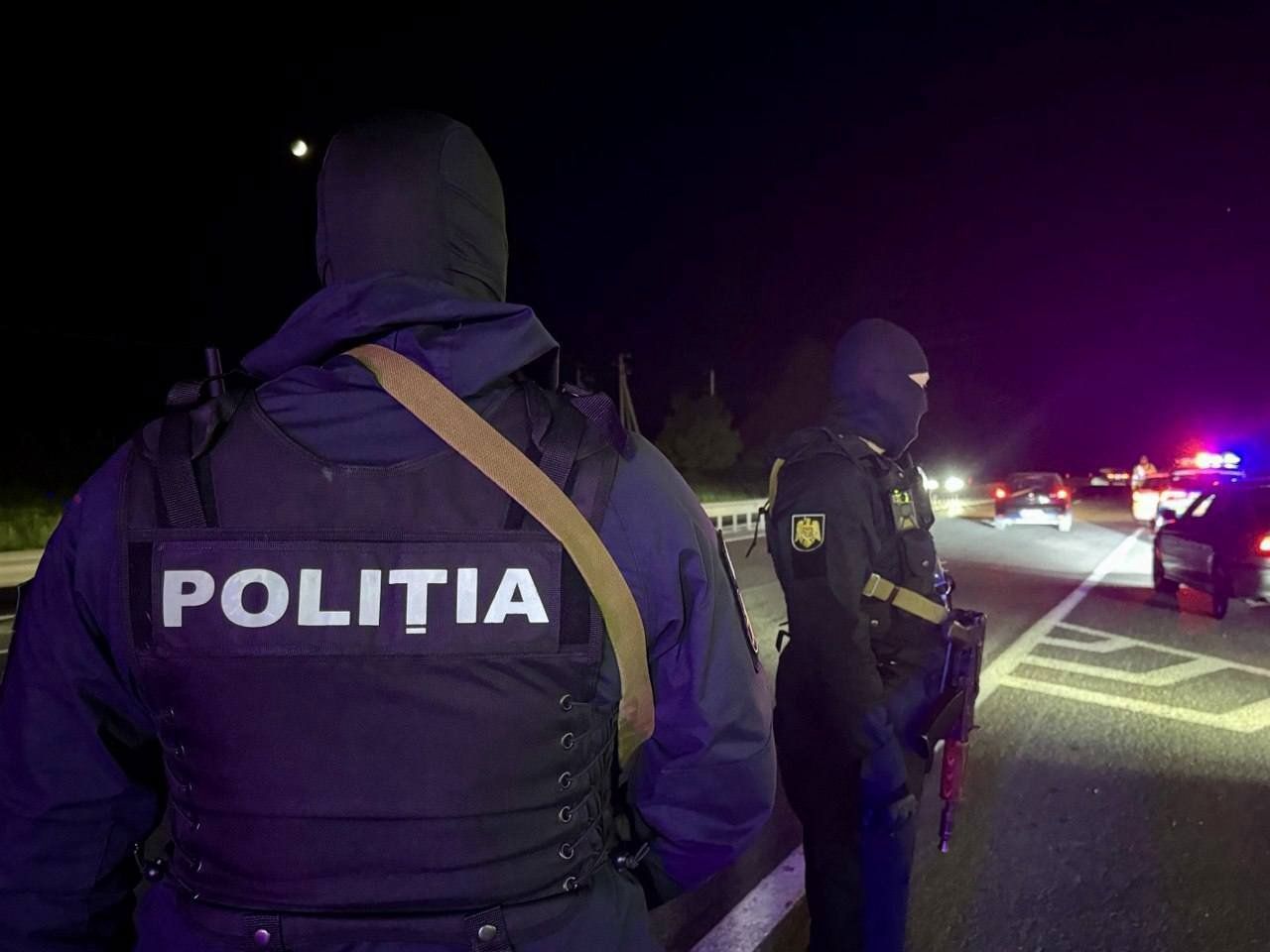 Foc de armă pe un drum din sudul țării: bărbat reținut după ce a împușcat în mașina în care se aflau soția acestuia, copilul ei și concubinul