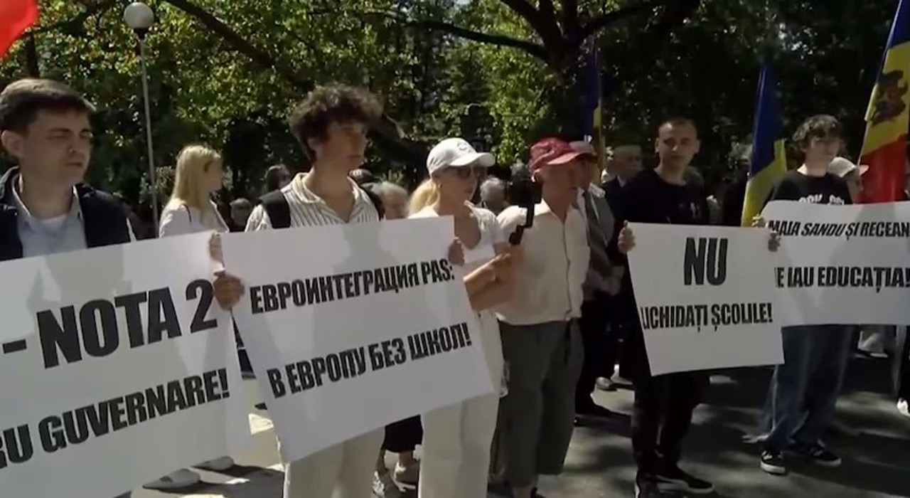 Moldova: Communists and Socialists Protest Education Crisis